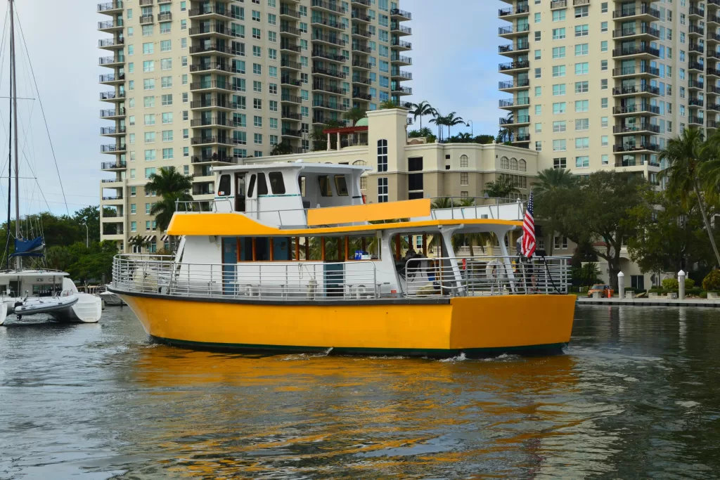 Faça um passeio de barco pelos canais de Fort Lauderdale e descubra por que a cidade é conhecida como a "Veneza da América".
