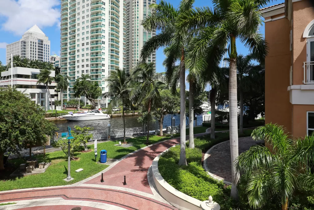 Caminhe pelo Riverwalk e admire os iates e casarões às margens dos canais de Fort Lauderdale.