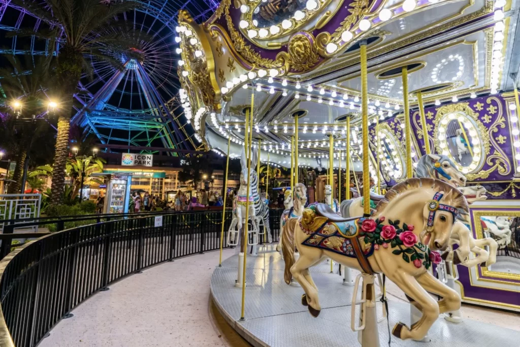 NO ICON Park tem um carrossel fofo para as criançças subirem a bordo.