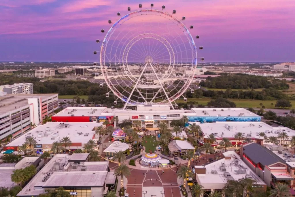 A roda gigante do ICON Park pode ser vista de longe em Orlando.