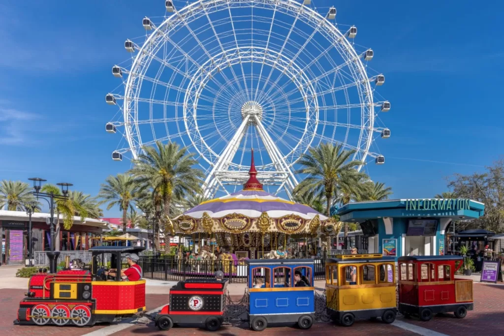 Leve seu filho para andar em um trenzinho pelo ICON Park.