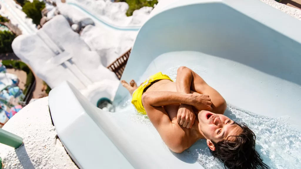 Prepare-se para "esquiar" pelo Blizzard Beach, um dos parques aquáticos da Disney em Orlando.