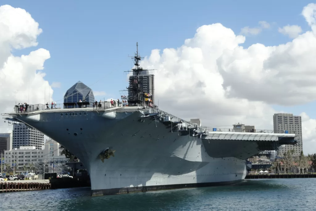 USS Midway foi um porta-aviões da Marinha americana, que hoje funciona como um museu em San Diego.