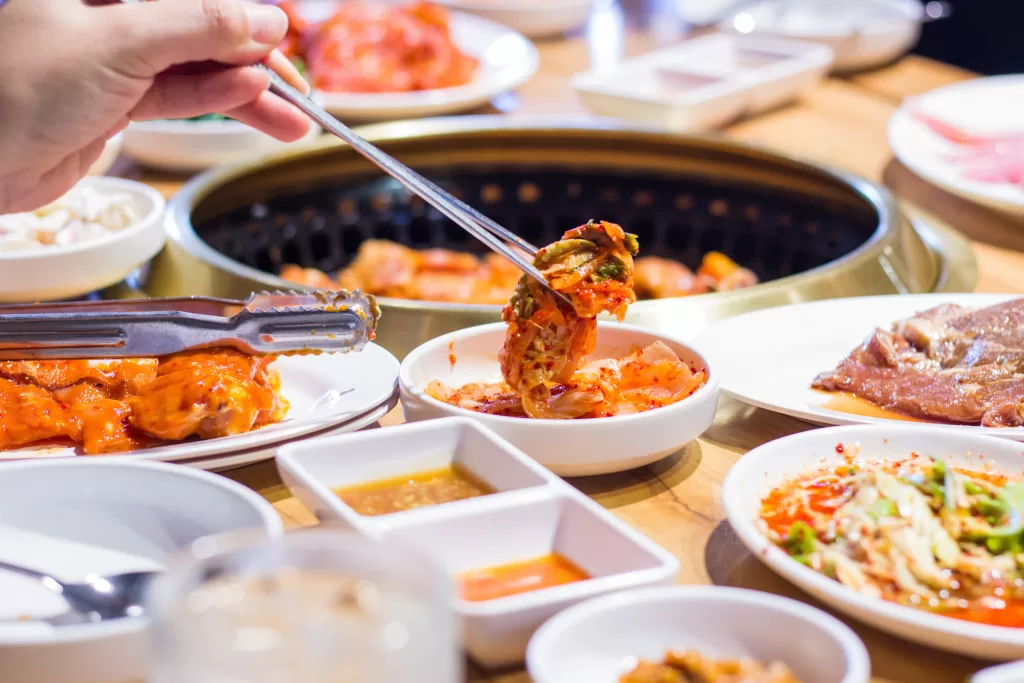 Ao comer em um restaurante de Seul, não coloque os hashis de pé no arroz e espere a pessoa mais velha começar a comer.