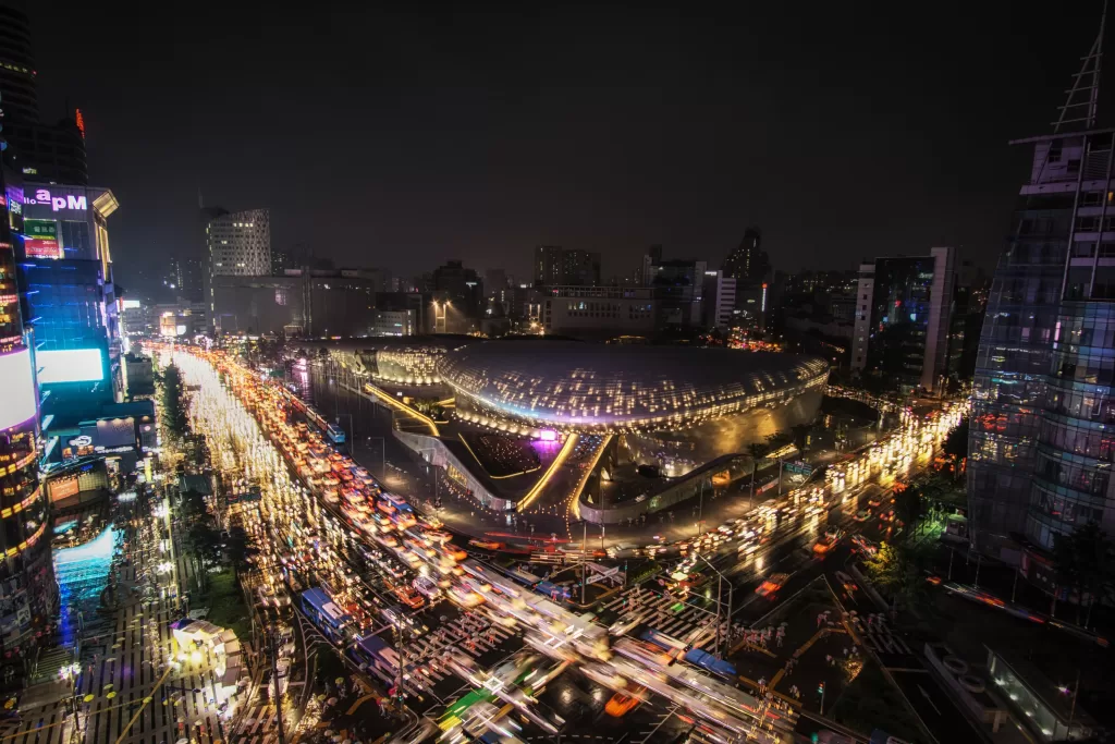 Dongdaemun conta com mercados e centros de moda que funcionam até tarde da noite em Seul.