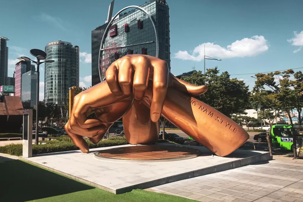 Em Gangnam, você encontra um monumento em homenagem à música "Gangnam Style", do Psy.