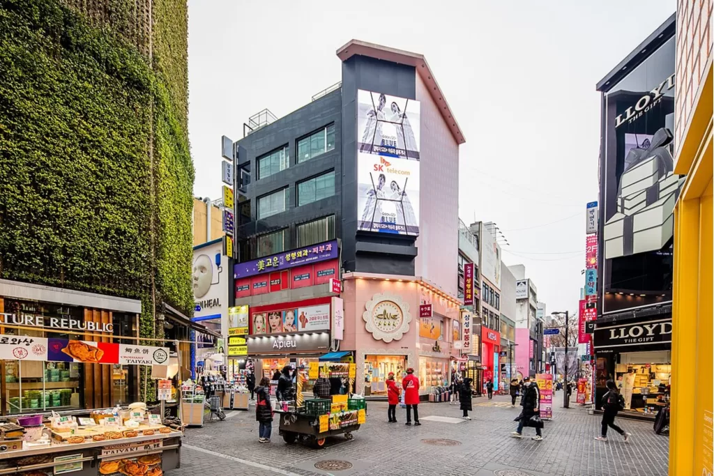 Em Myeongdong, você encontra a Music Korea, uma loja com vários artigos dedicados aos artistas do K-pop.