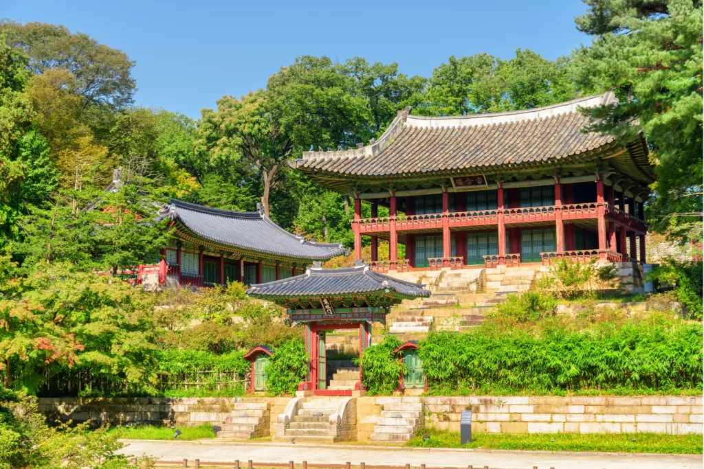 Não deixe de conhecer os palácios de Changdeokgung, em Seul.