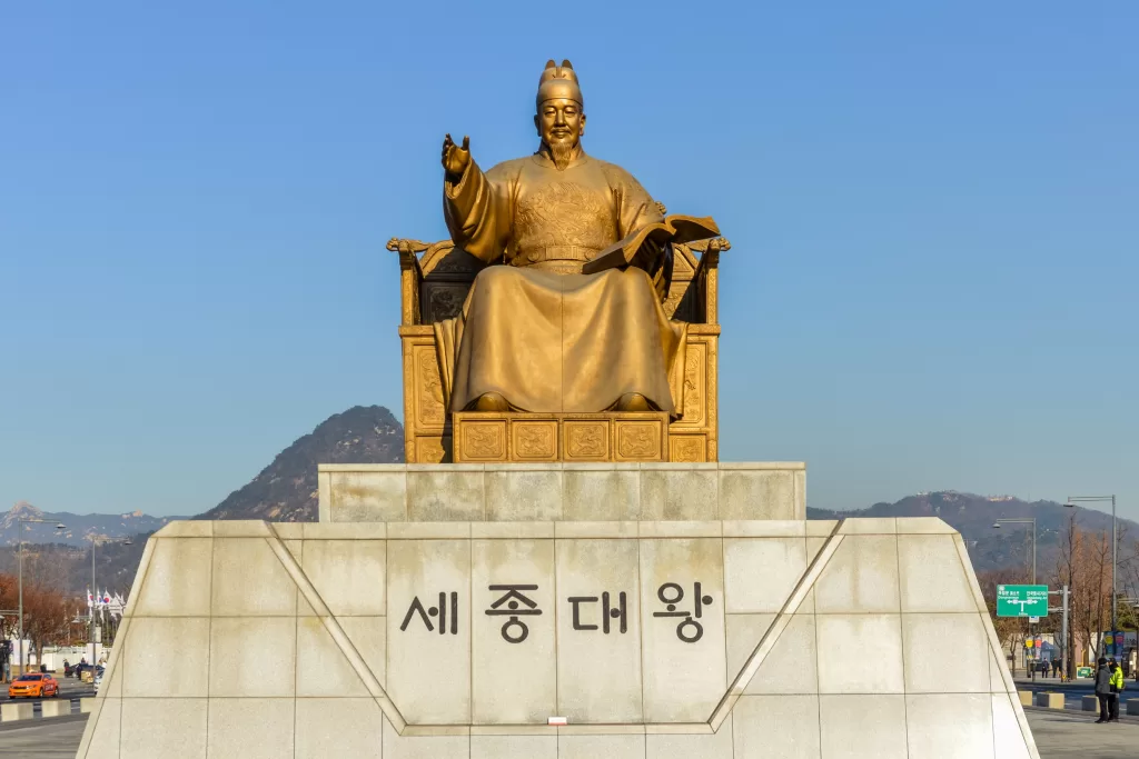 O verão é abafado em Seul e com bastante movimento turístico. Prepare-se para as chuvas do período.