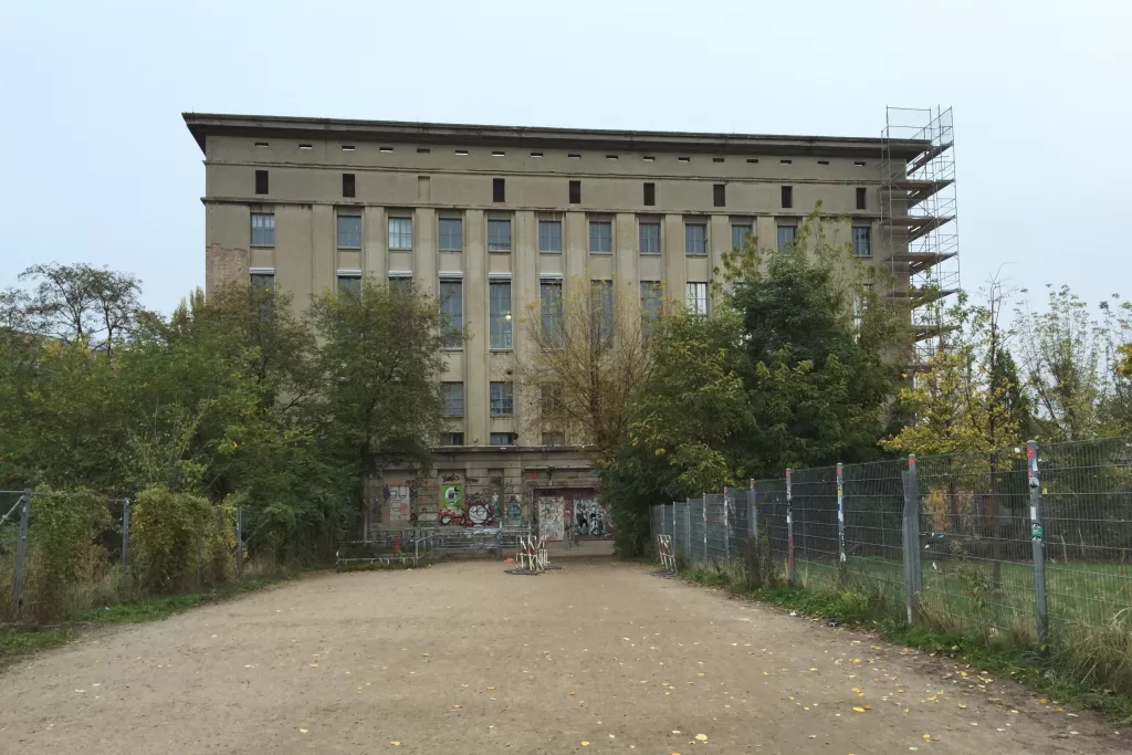 O famoso e exclusivo clube Berghain é a ponta do iceberg da vida noturna de Berlim.