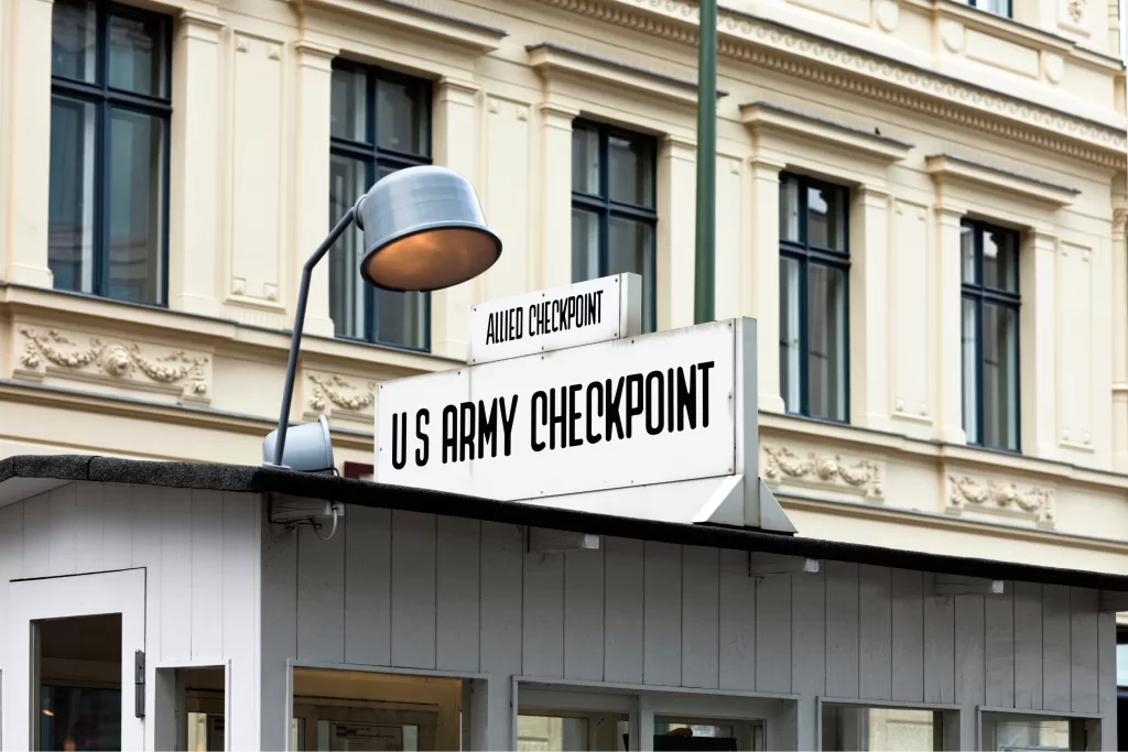 O Checkpoint Charlie, em Berlim, é um dos símbolos da Guerra Fria na cidade.