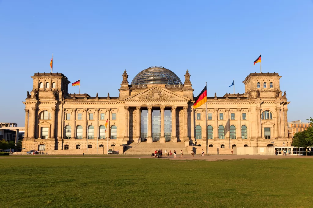 O Reichstag é o Parlamento Alemão e vale uma visita à famosa cúpula de vidro, que é gratuita, mas deve ser agendada com antecedência.