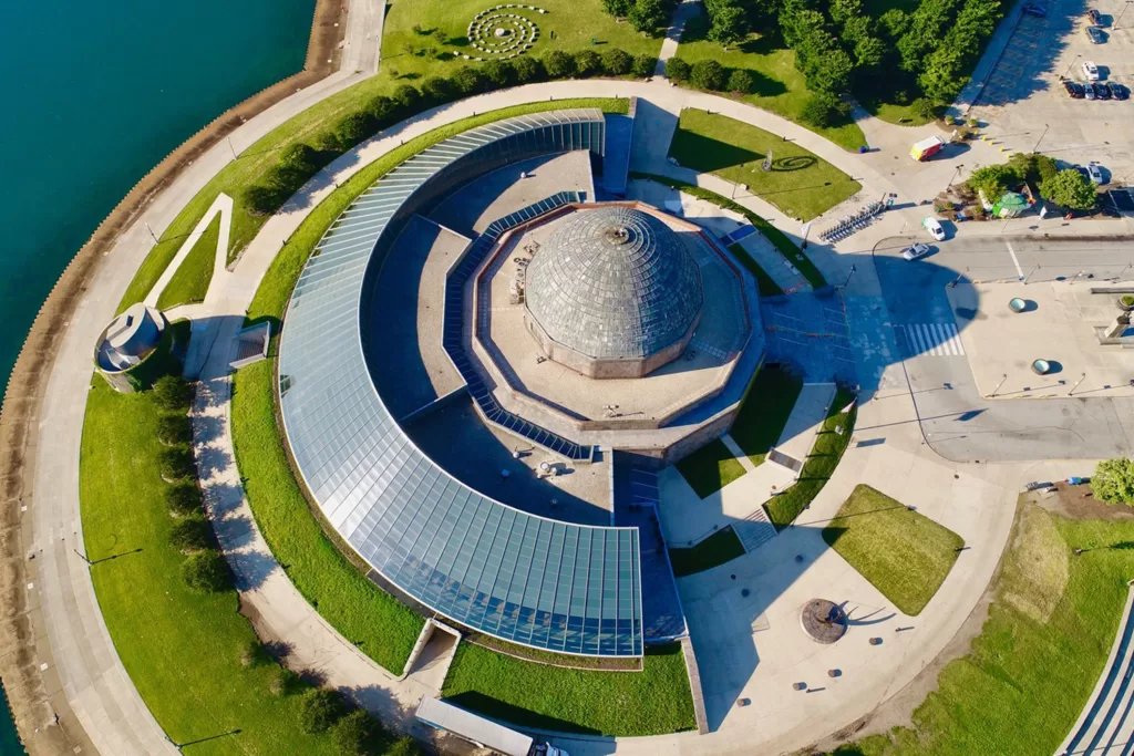 Explore o Adler Planetarium, em Chicago.