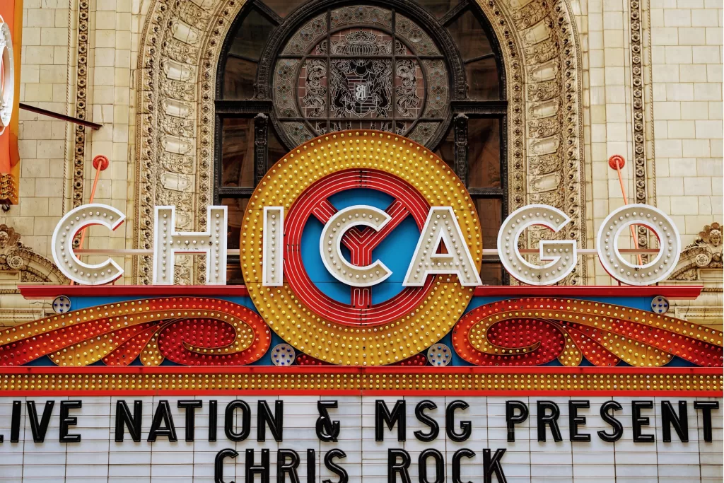 Assista a uma peça ou faça um tour guiado pelo Chicago Theatre.
