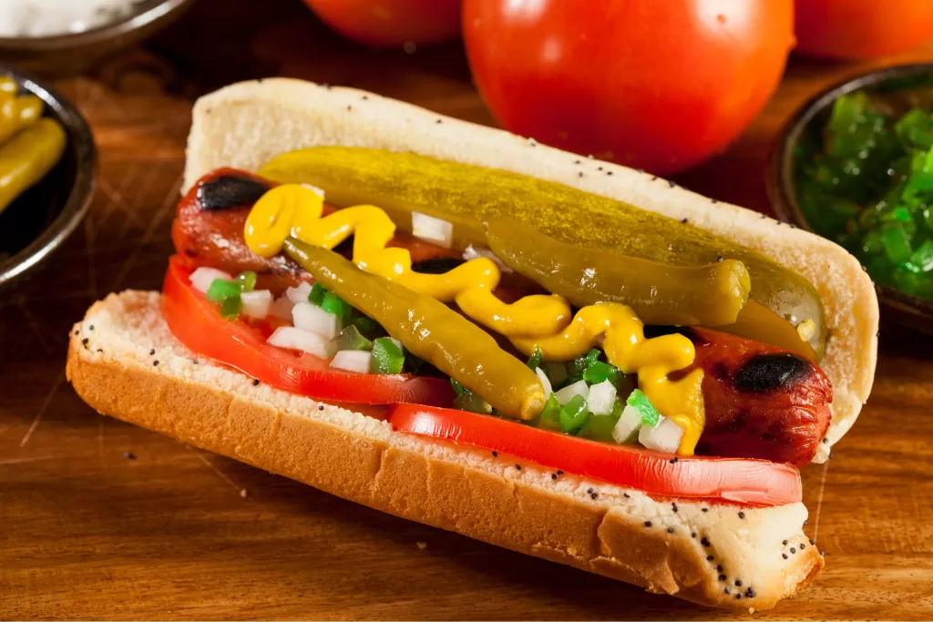 O Chicago style hot dog é o cachorro-quente da cidade, bem diferente daquele que conhecemos.