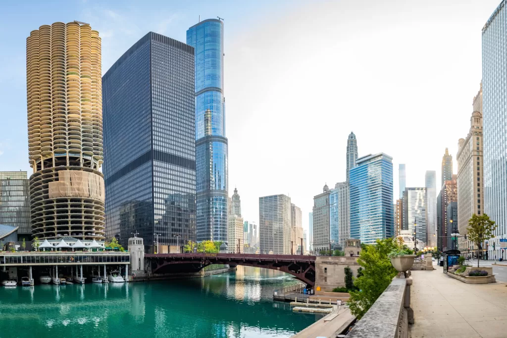 Não deixe de fazer uma caminhada pelo Riverwalk e faça uma pausa para um almoço ou um café com uma vista deslumbrante.