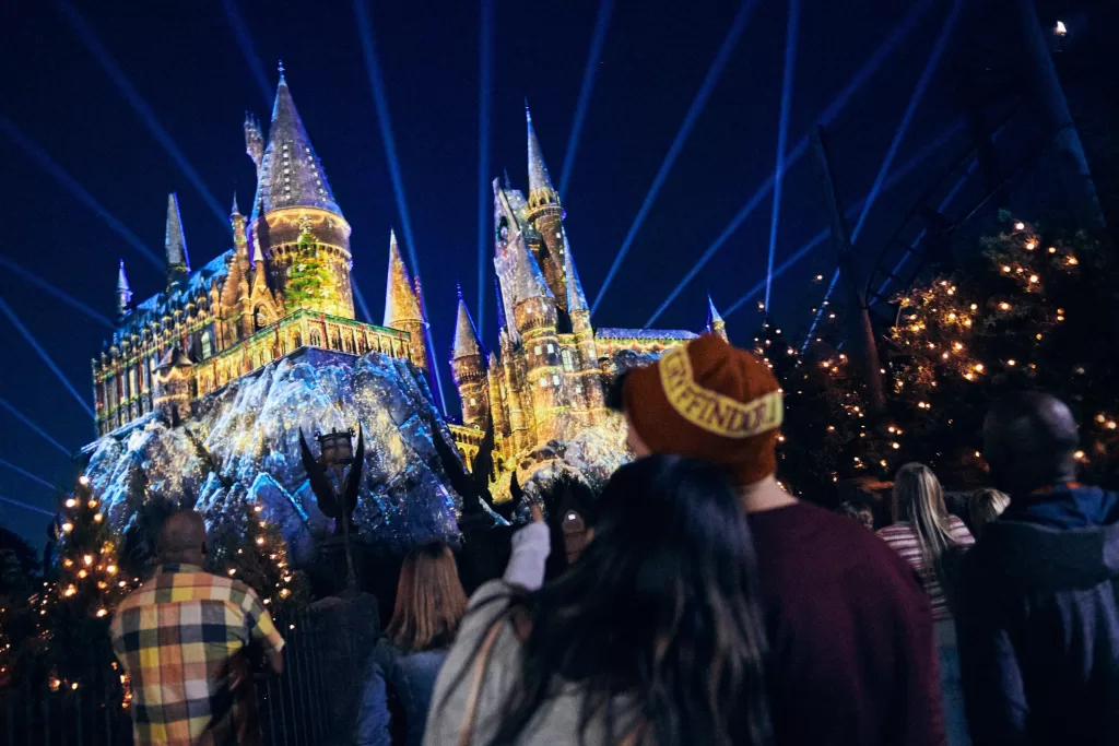 No Islands of Adventure, o icônico Castelo de Hogwarts recebe projeções e efeitos especiais para um espetáculo natalino imperdível.