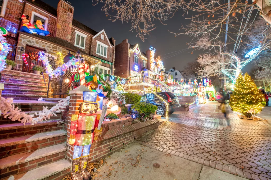 Dyker Heights é o bairro certo para quem quer ver as casas extremamente decoradas para o Natal em Nova York.