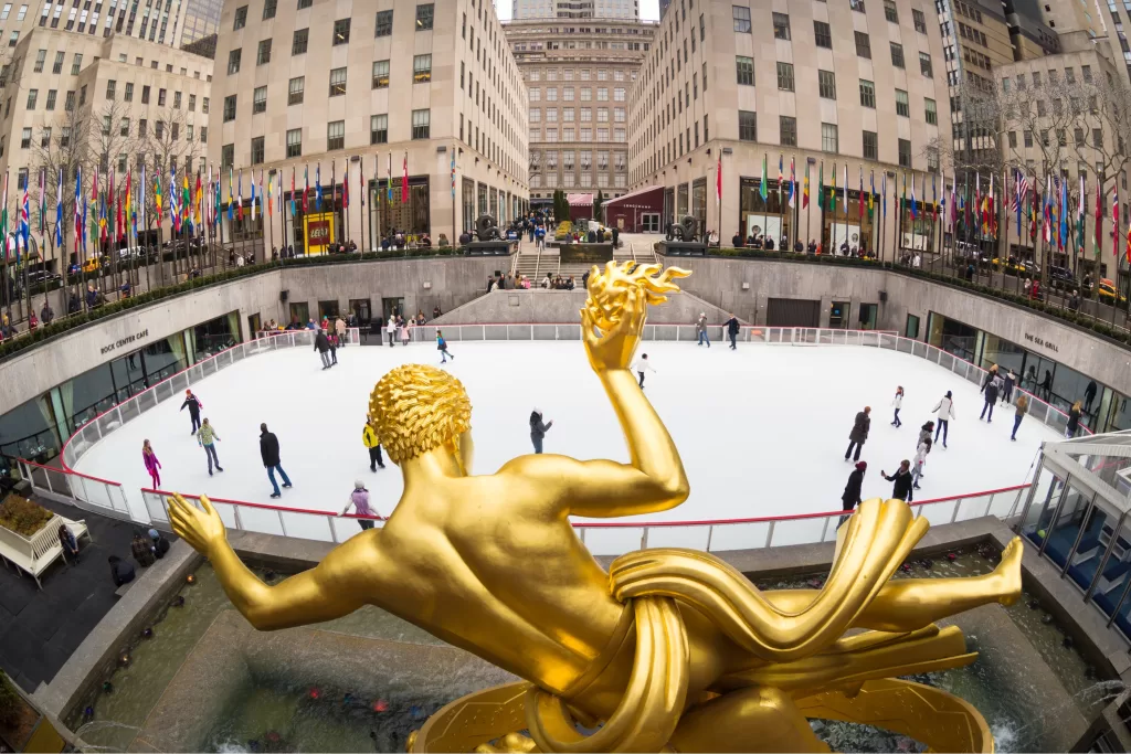 Também no Rockefeller Center, você pode patinar no gelo e ter uma experiência especial em Nova York.