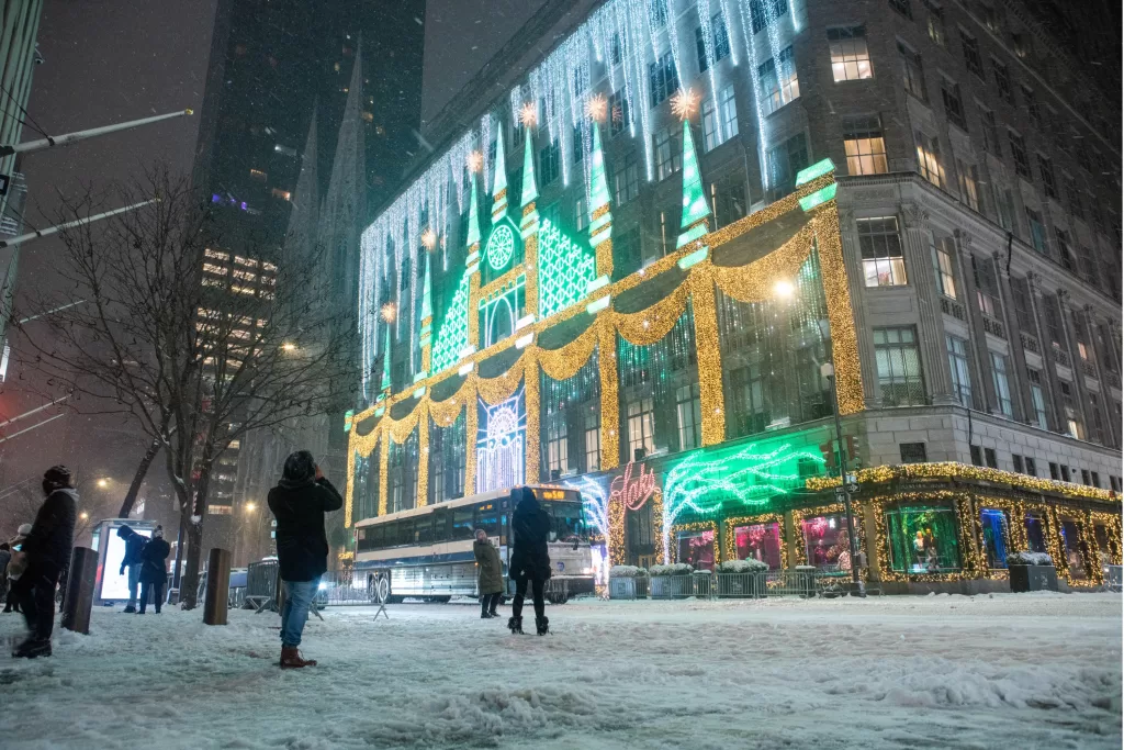 O Saks Fifth Avenue Holiday Light Show retorna em 2025 na cidade de Nova York.