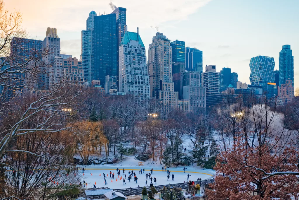 Deslize sobre o gelo do Wollman Rink, no Central Park, e tenha uma experiência digna de filme em Nova York.