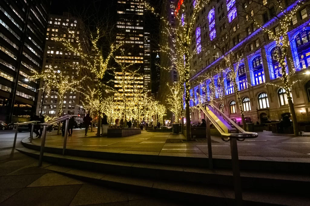 O Zuccotti Park também se ilumina para as festas de Natal em Nova York.