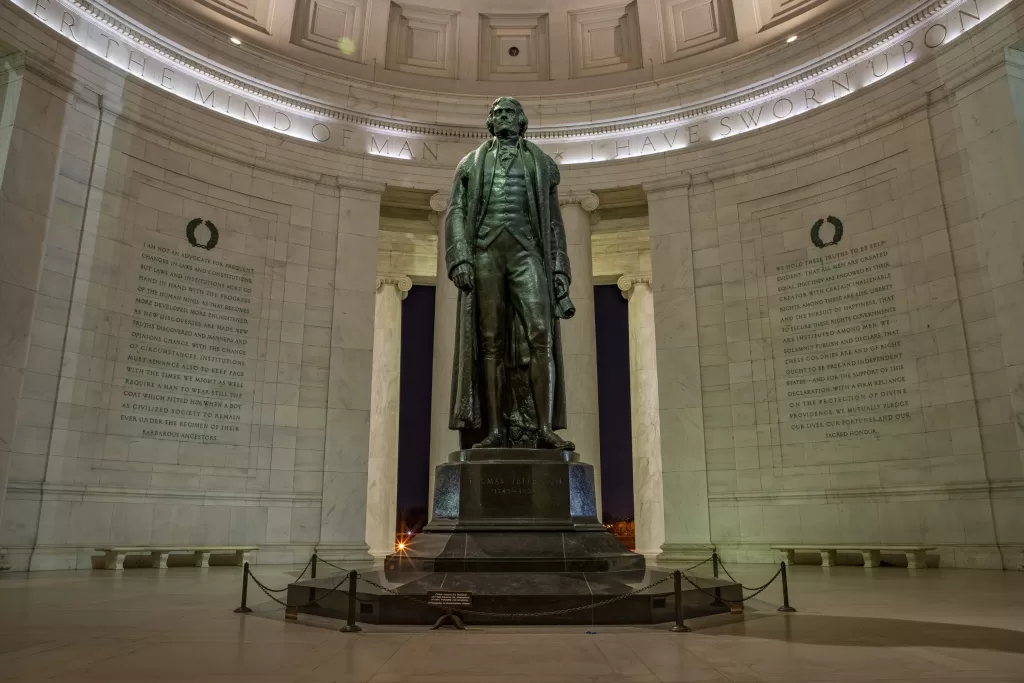 Na Tidal Basin, você vários monumentos dedicados a grandes personalidades e políticos americanos.