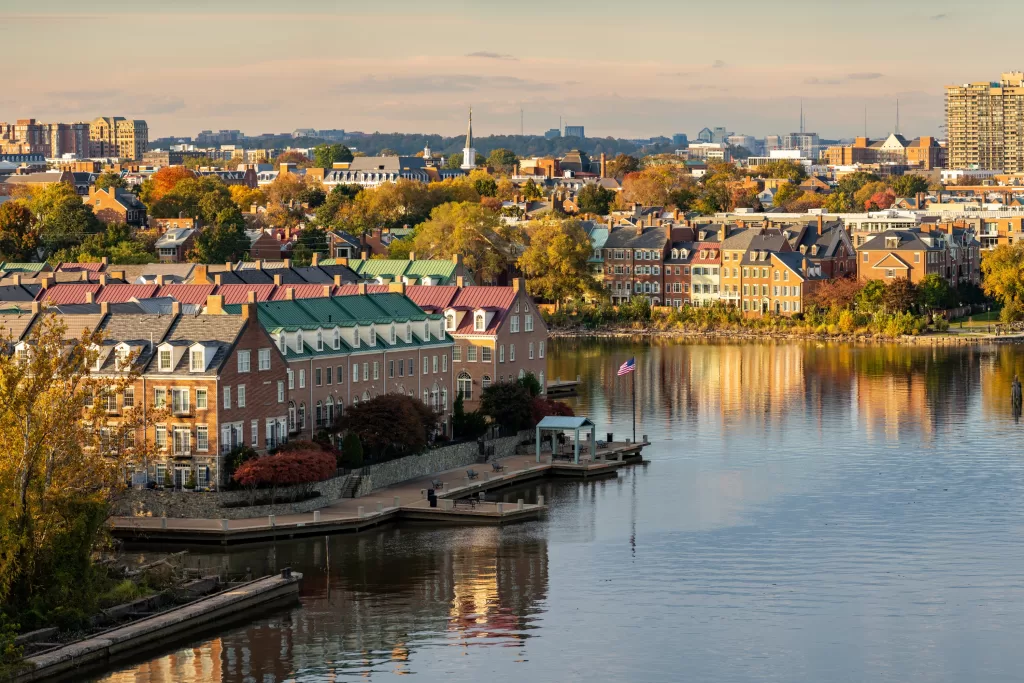 A cidade de Alexandria é uma ótima alternativa de hospedagem para quem vai a Washington D.C., contando até com linha de metrô para a capital americana.