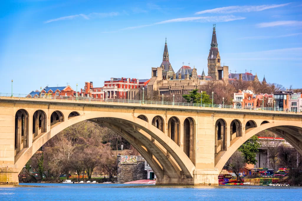 Georgetown é um bairro histórico em Washington D.C. e uma boa opção de hospegadem, porém, sem metrô próximo.