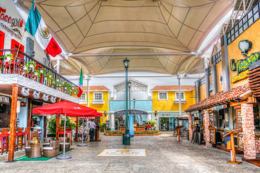 O centro de Cancún é onde os moradores vivem. As hopsedagens costumam ser mais econômicas, mas mais distantes das praias.