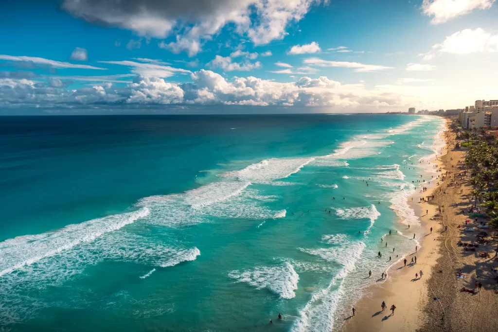 As praias são o prato principal em Cancún e dão um show o ano todo.