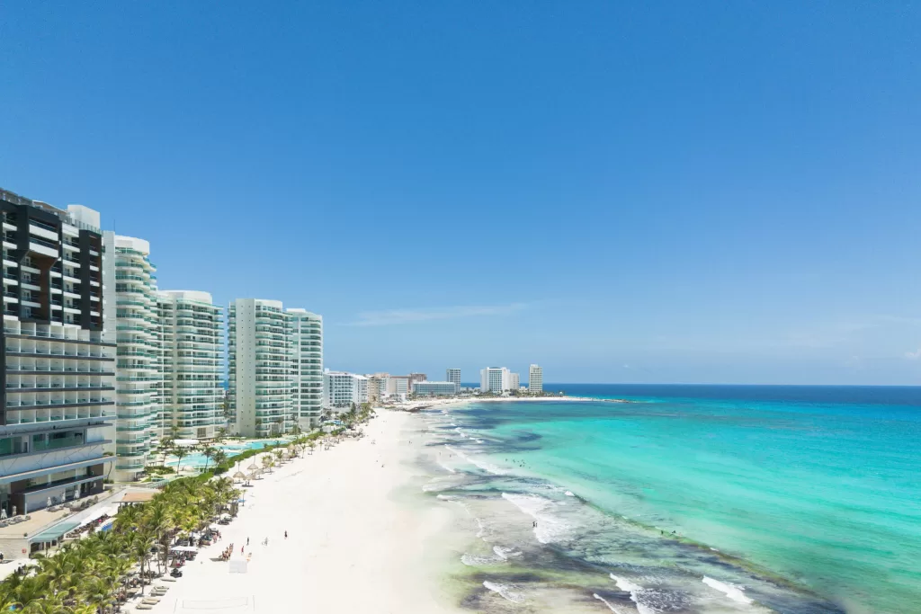 O inverno é a alta temporada em Cancún. O clima seco e quente ajuda a atrair visitantes do mundo todo.