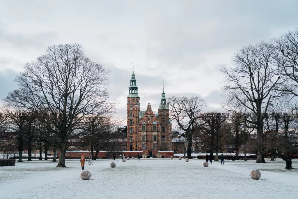 O inverno em Copenhague é frio e úmido. Aproveite as festas de Natal para ver a cidade decorada e iluminada.