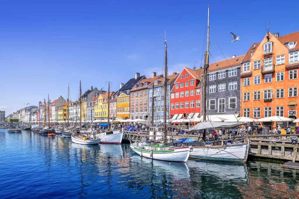 O verão em Copenhague é alegre, colorido e repleto de atividades ao ar livre.