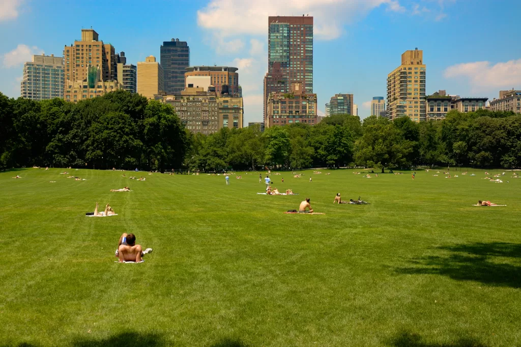 No verão, o clima é bem quente em Nova York, com pancadas de chuva. 