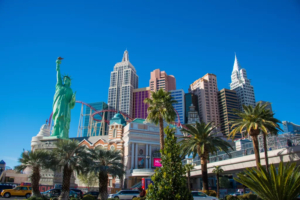A primavera em Las Vegas presenteia os turistas com temperaturas mais agradáveis, ótimas para caminhar pela Strip durante o dia.