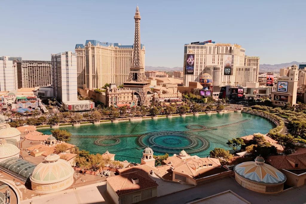 O verão em Las Vegas é extremamente seco e quente, com temperaturas frequentemente ultrapassando os 40°C. 