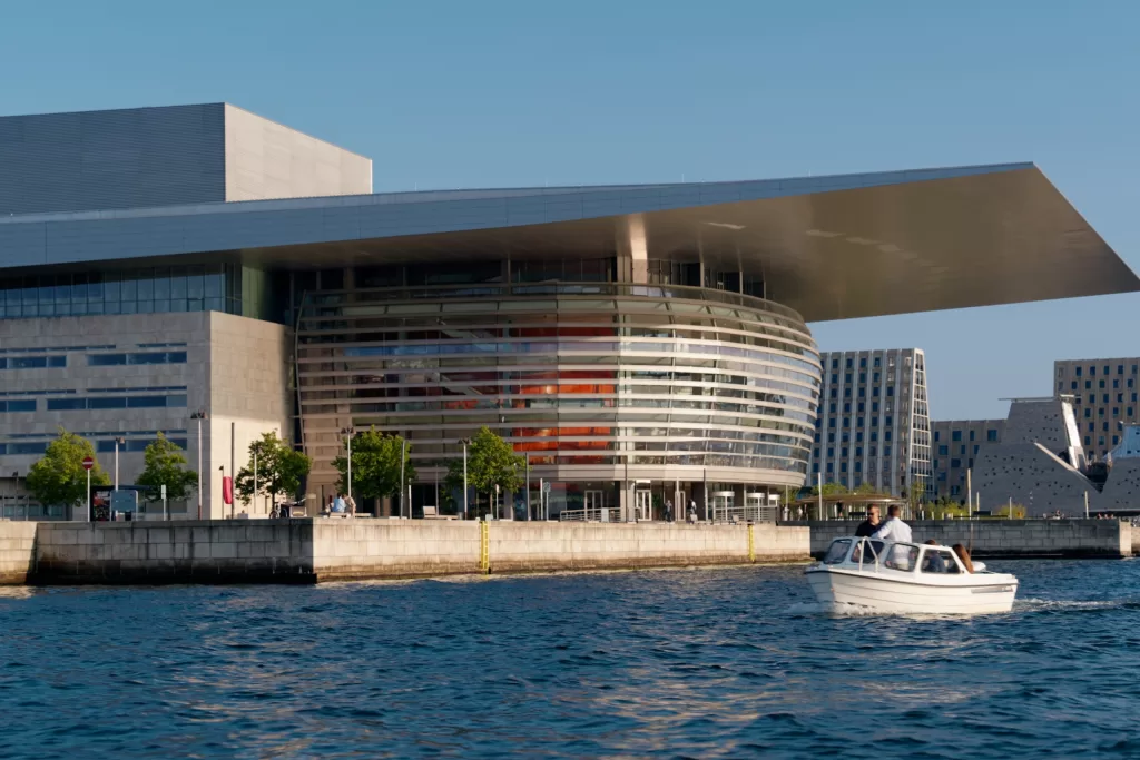 A Casa de Ópera, em Copenhague, impressiona pela arquitetura e pela acústica impecável.