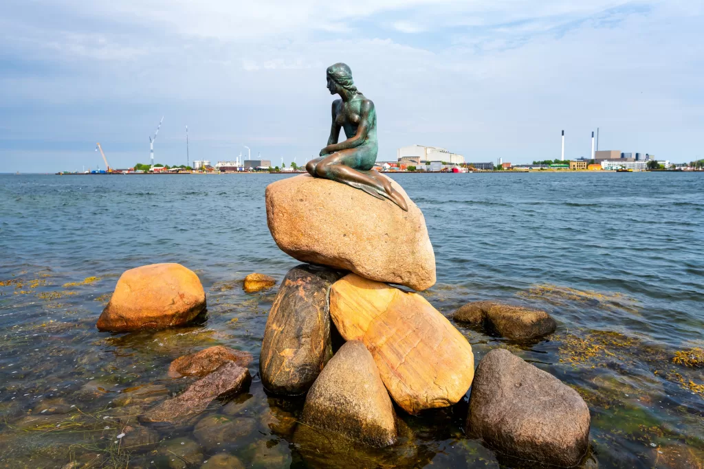A estátua da Pequena Sereia é um dos pontos turísticos mais famosos de Copenhague.