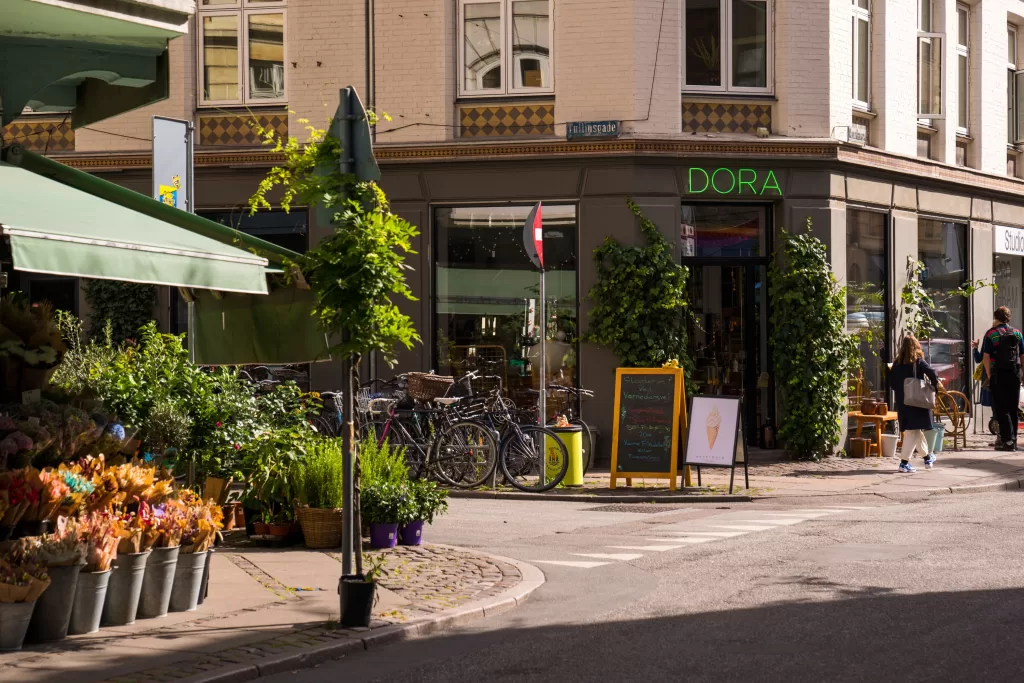 A Rua Værnedamsvej é conhecida pelo seu charme, e é considerado um "pedacinho de Paris" em Copenhague.