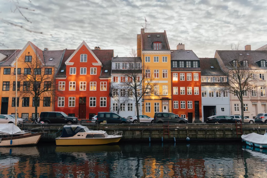 Christianshavn, em Copenhague, é um charme à parte, com seus canais que lembram Amsterdã, suas pontes, pequenas praças e cafés acolhedores. 