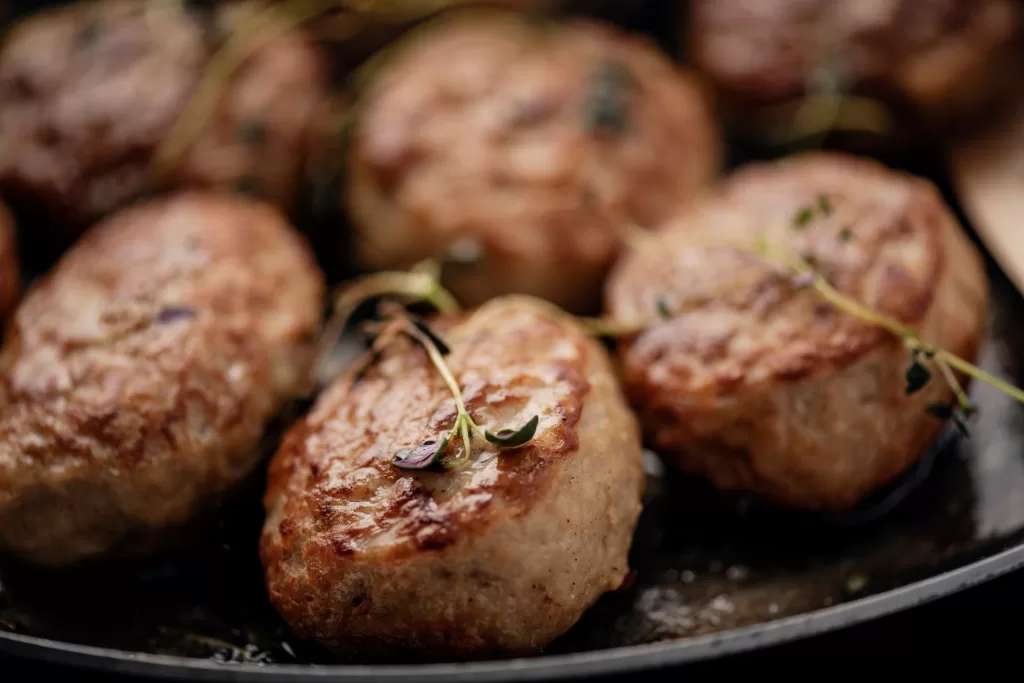 O Frikadeller são saborosas almôndegas dinamarquesas.