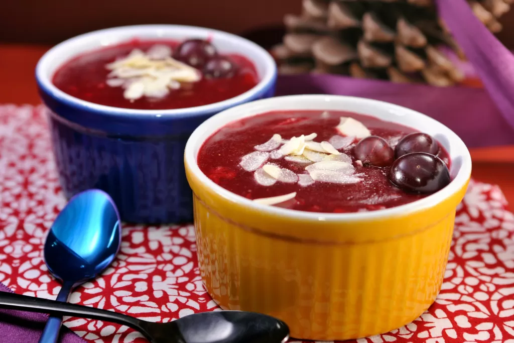 Rødgrød med Fløde é uma sobremesa leve e tradicional, feita com frutas vermelhas cozidas e engrossadas, servida com creme fresco. 