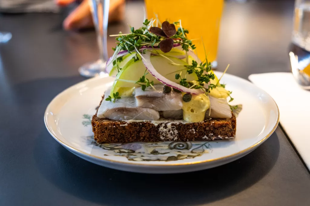 O Smørrebrød é um pão aberto com diferentes e deliciosos tipos de coberturas.