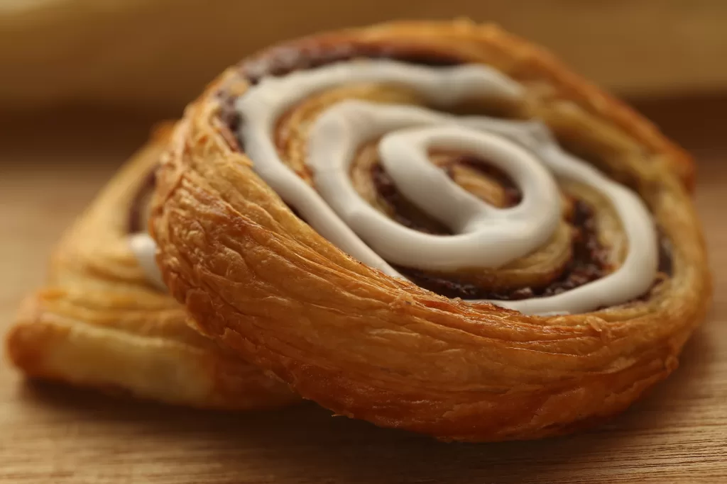 Wienerbrød é uam massa folhada amanteigada e delicada, geralmente coberta com glacê ou recheada com marzipã ou creme.
