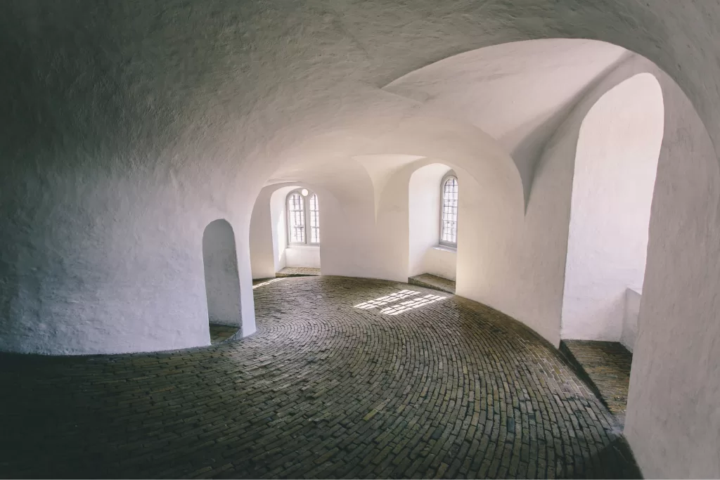 A Rundetårn é uma torre em espiral, cujo interior não tem degraus, mas rampas!