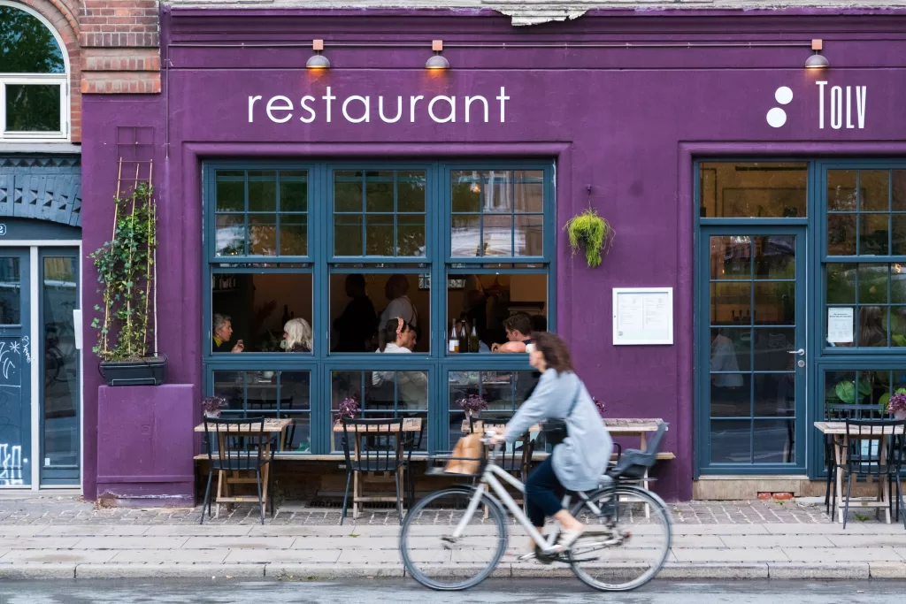 Em Vesterbro, a atmosfera é criativa, moderna e alternativa, que cria um contraste interessante com o passado industrial e de classe trabalhadora do bairro.