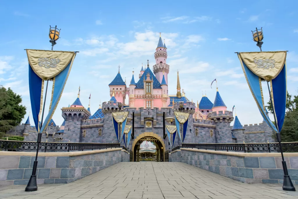 A Disneyland California fica em Anaheim, uma cidade próxima a Los Angeles.