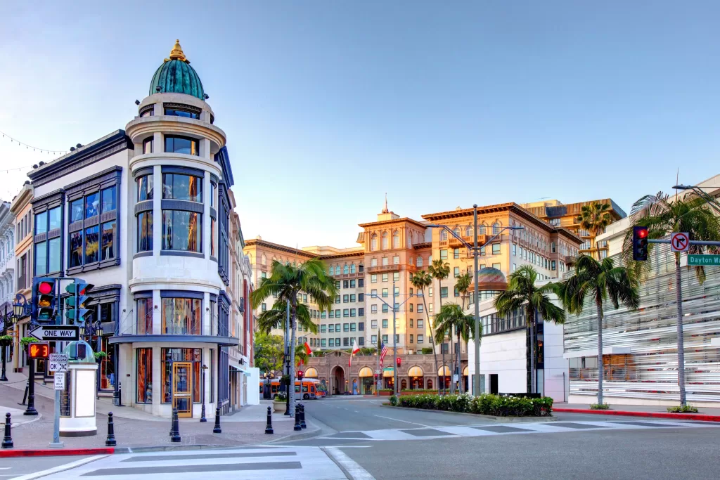 A Rodeo Drive, em Beverly Hills, tem várias lojas de grife para fazer compras.