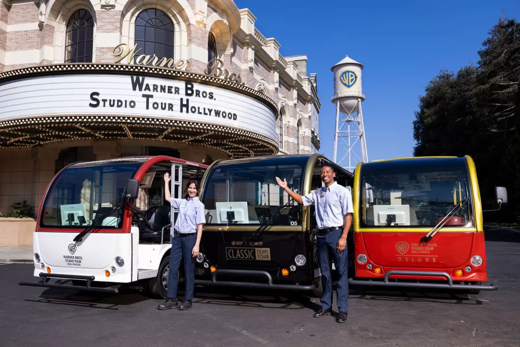 O Warner Bros Studios Studio Tour leva você para os bastidores da indústria cinematográfica em Los Angeles.